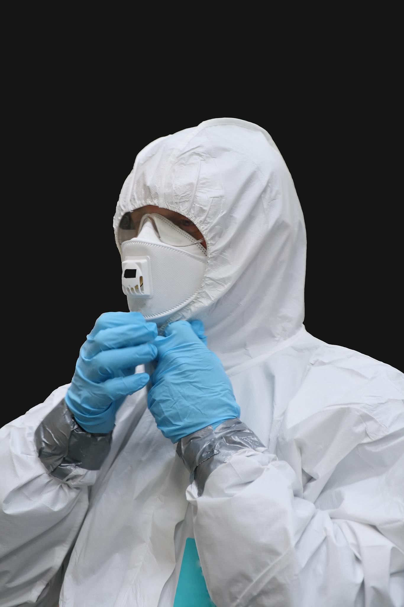 Technicien Nettoyage Syndrome Diogène ajustant son équipement de protection avant une intervention de désencombrement