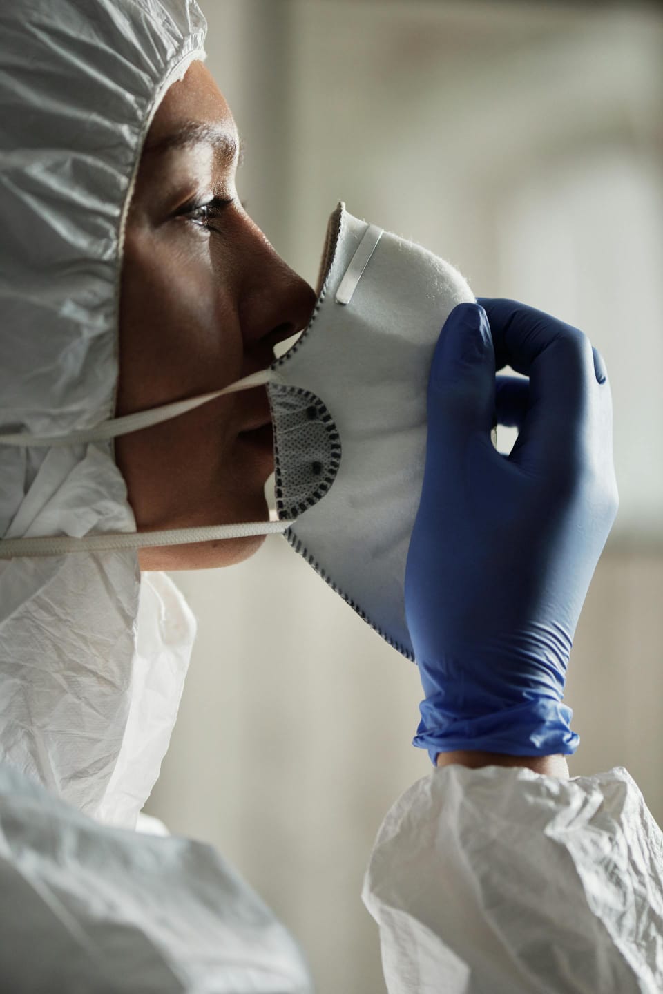 Technicien Nettoyage Syndrome Diogène en tenue blanche, prêt pour intervention de débarras et de décontamination